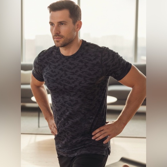 LULULEMON ATHLETA MENS Black/ Grey Camouflage style T-Shirt - Picture 2 of 5